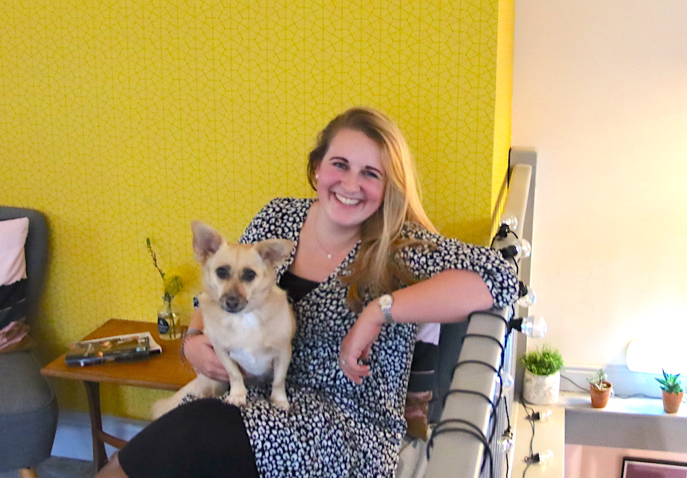 izzie dabbles sitting-with-fifi her dog